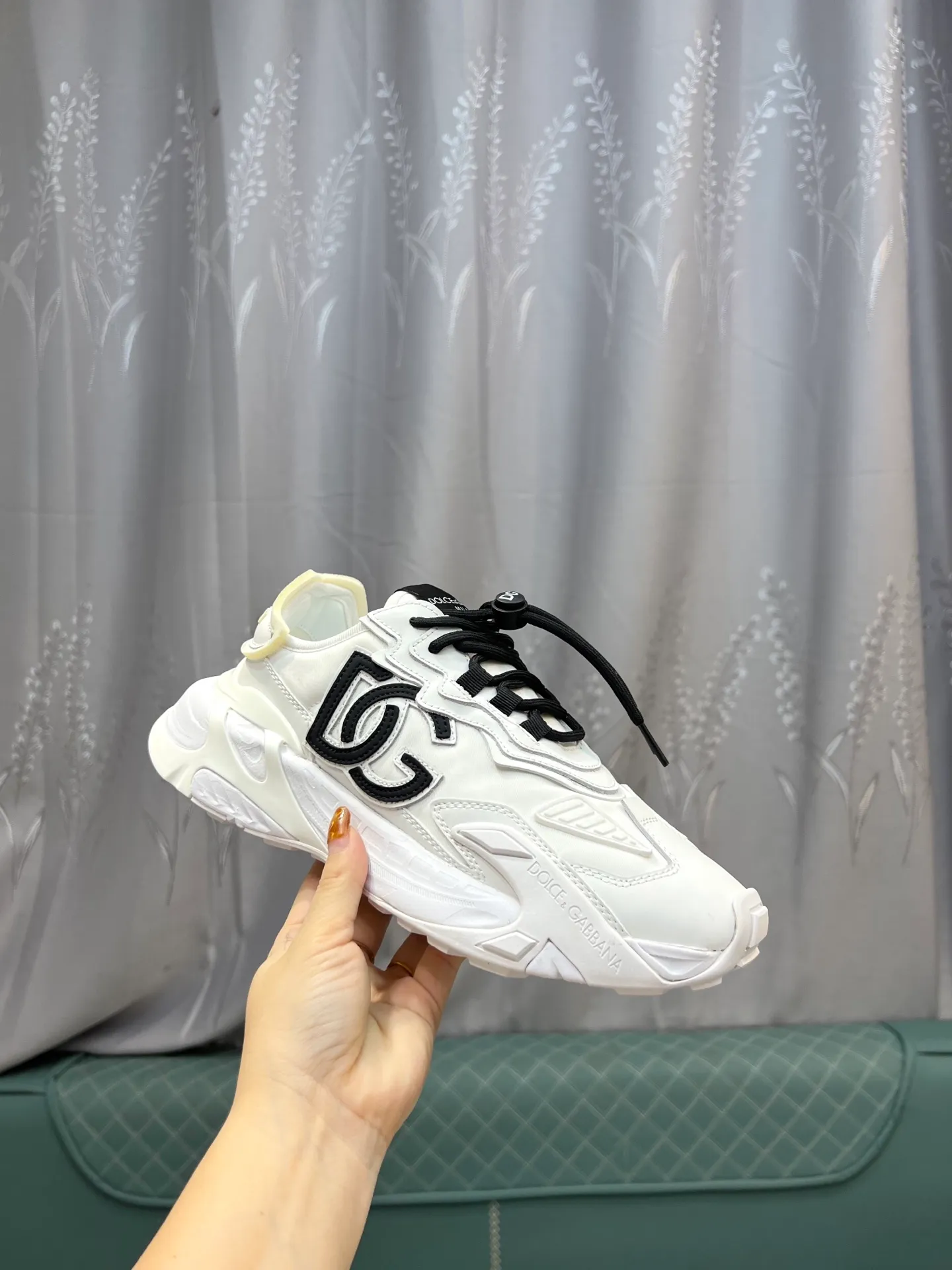 Men's shoes 💰580 Dolce&Gabbana D&G's latest casual sneakers. Original purchase, development and production. DG's latest explosion. The tongue has the brand's iconic details. It is fashionable and versatile and can add luster to various looks. Create an exquisite design with unique dynamic vitality and modern atmosphere, showing modern and elegant style. Exquisite packaging at the delivery counter🛍📦 ▪️Fabric: Original customized cowhide, lining: Original customized breathable lining, Size: Men's 38-44 (45 46 customized)